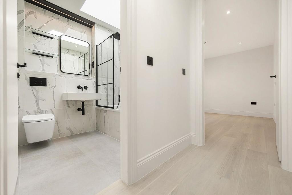 Bathroom (2).jpg