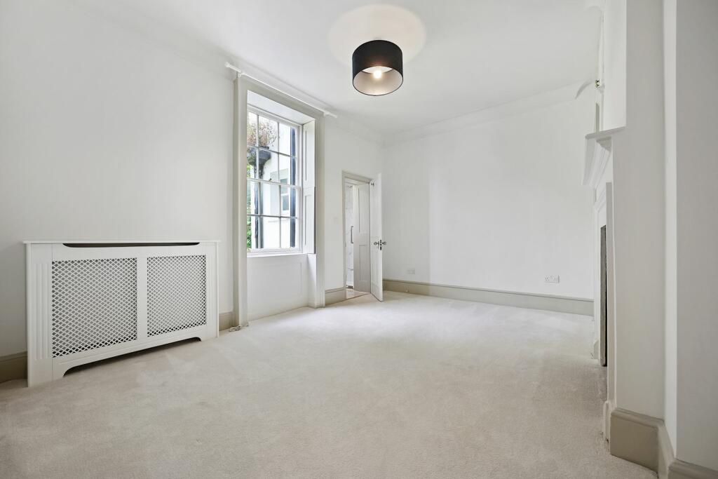 07-923e80229 VM FLAT 3 OLD FROGNAL COURT NW3 7D...