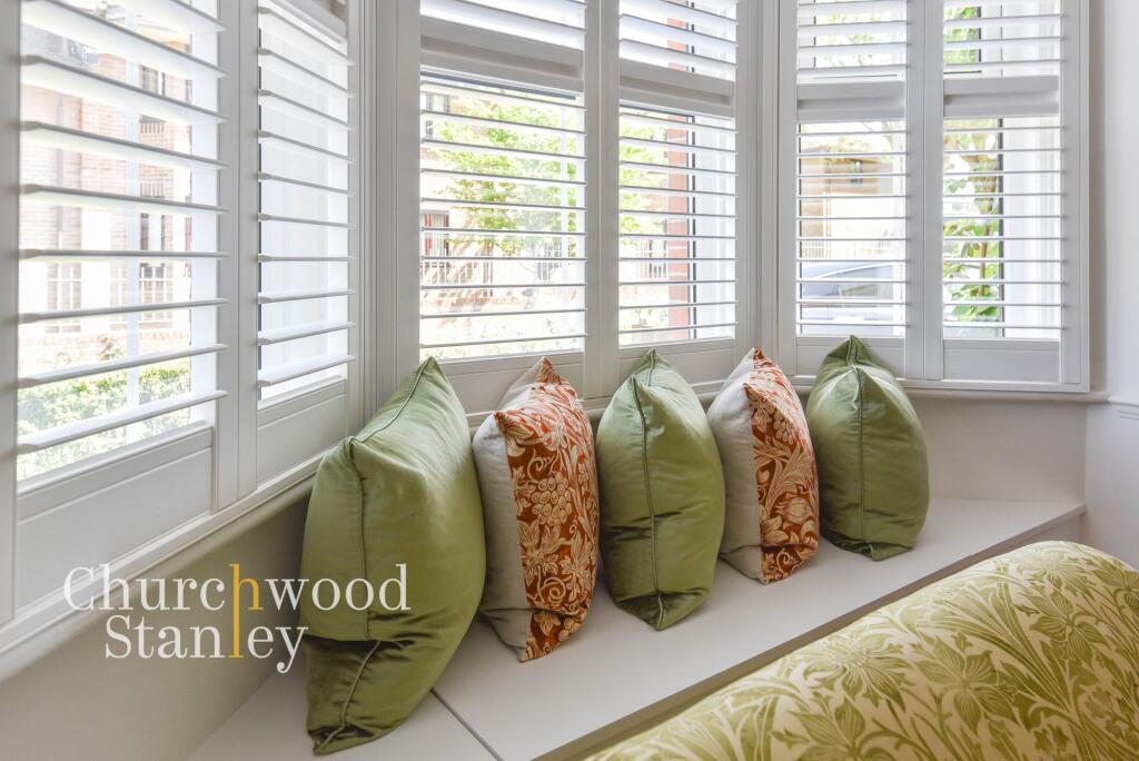 Hexagonal bay + shutters