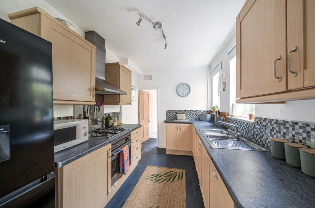 1298949-15-683589...