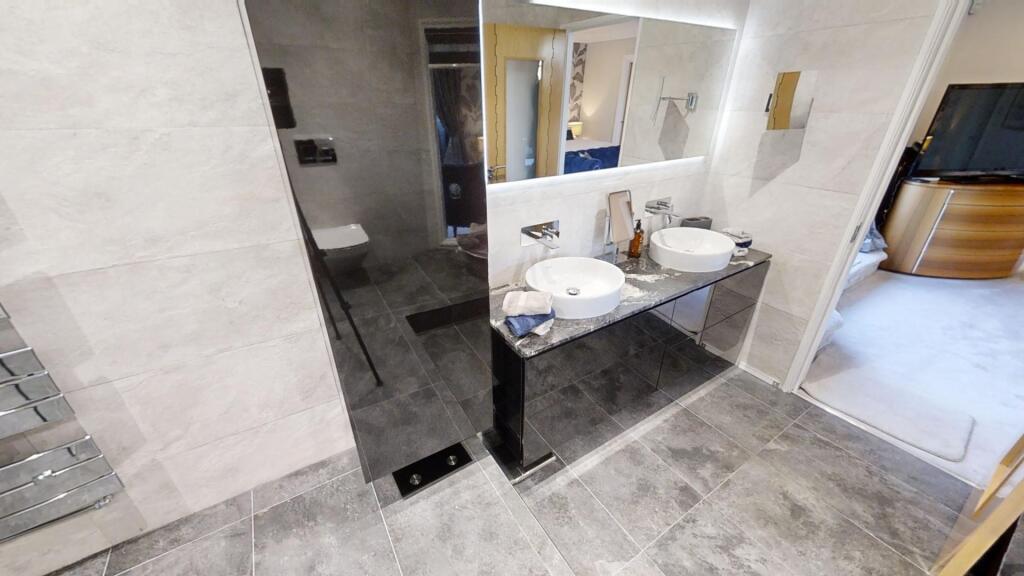 en suite to master bedroom