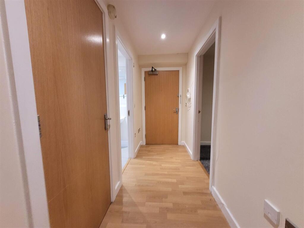 ENTRANCE/VESTIBULE