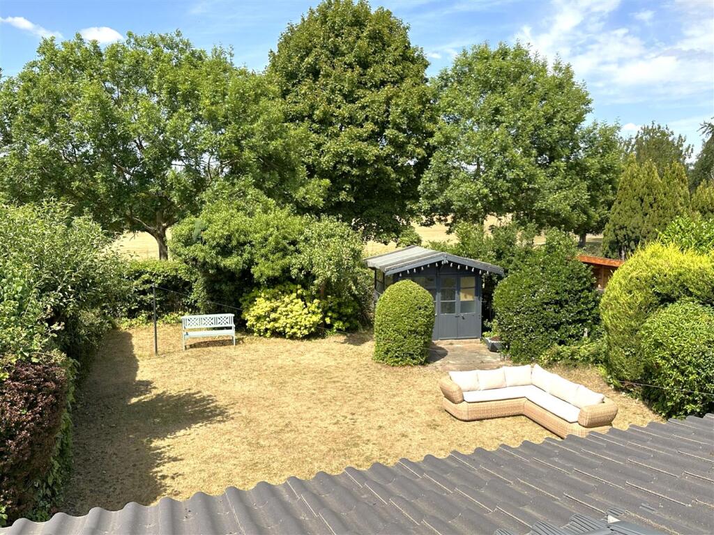 Rear Garden &amp; Unspoiled Outlook 072