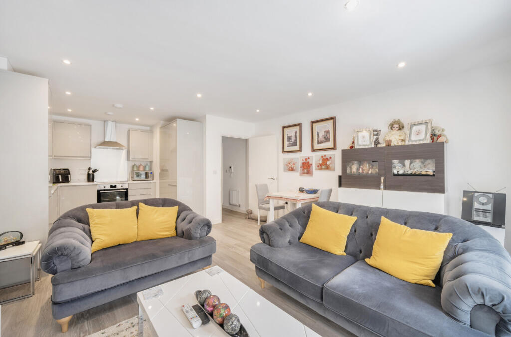 1304195-3-6851a82...