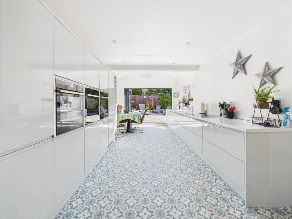 CAM03729G0-PR0042-STILL022