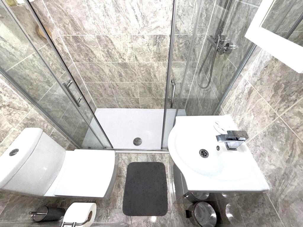 Ground Shower Room