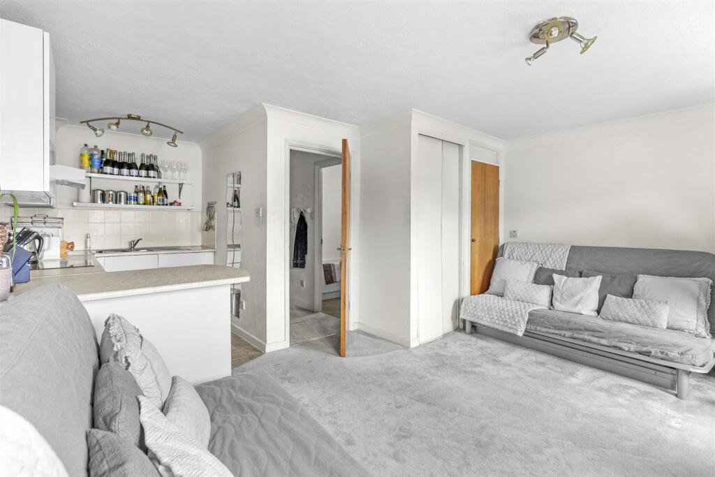 15 Kingfisher Court, Queen Alexandra Road, HP11 2H