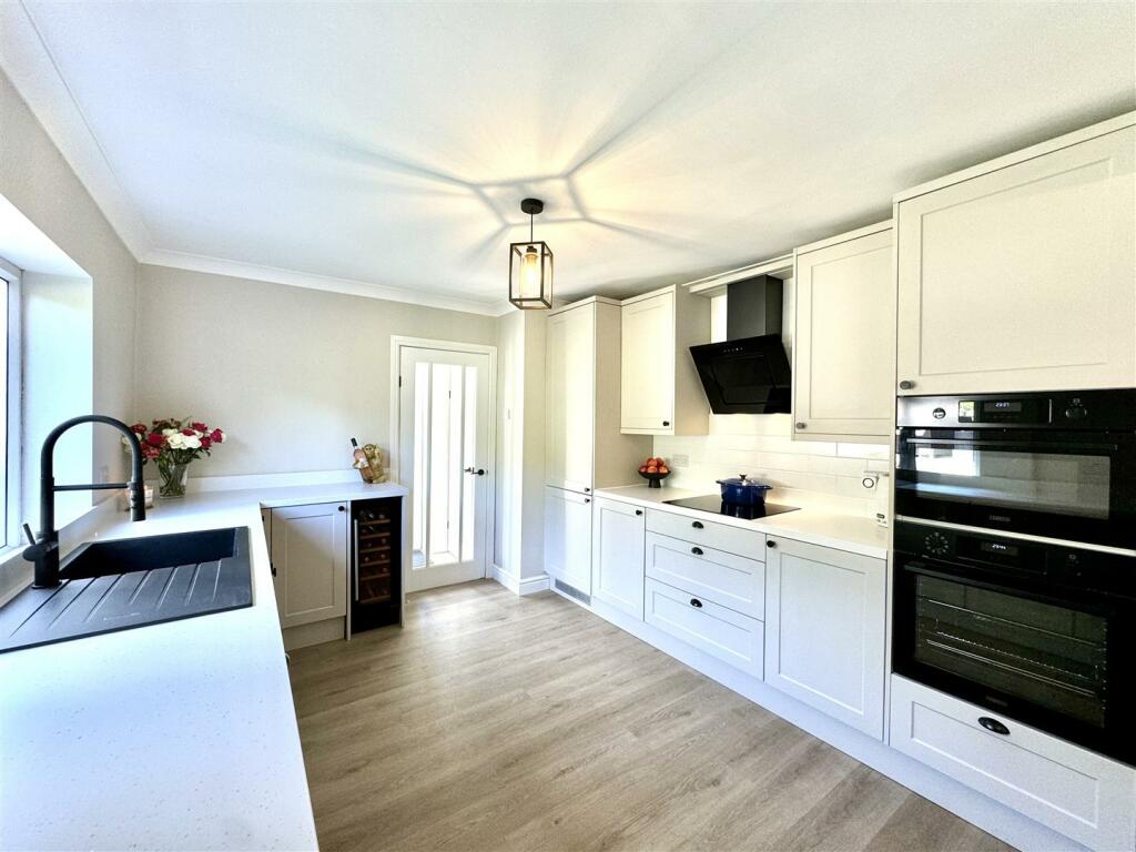 KITCHEN/BREAKFAST AREA