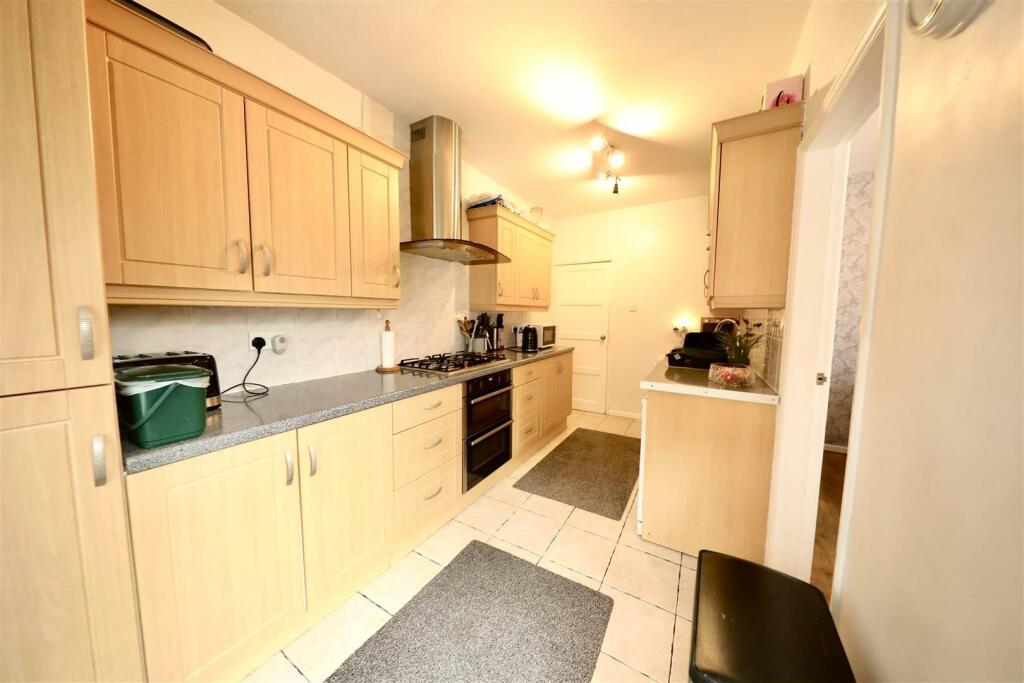 302 Bricknell - Kitchen 2.jpg