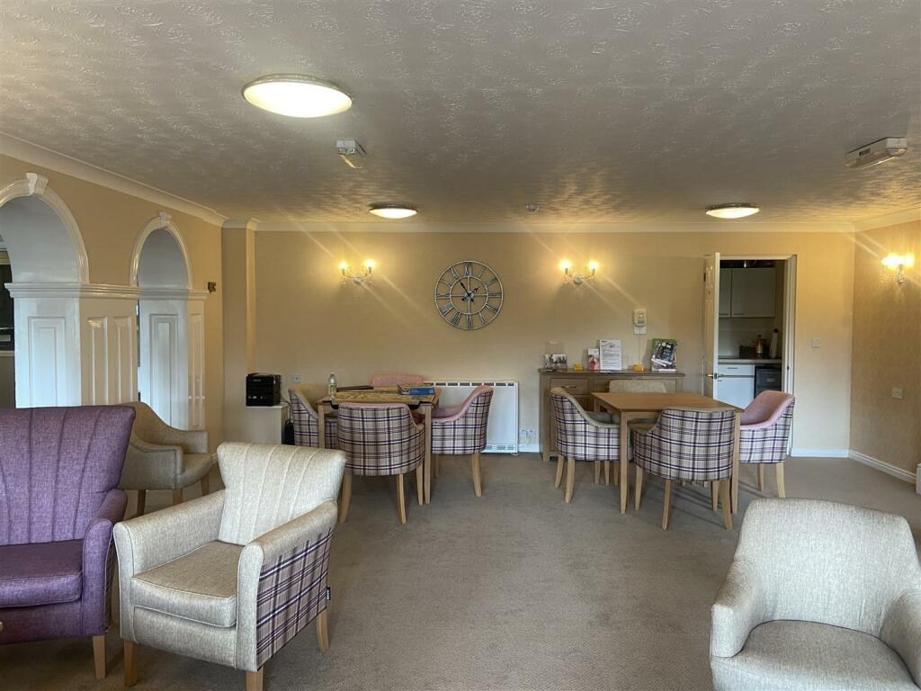 COMMUNAL LOUNGE
