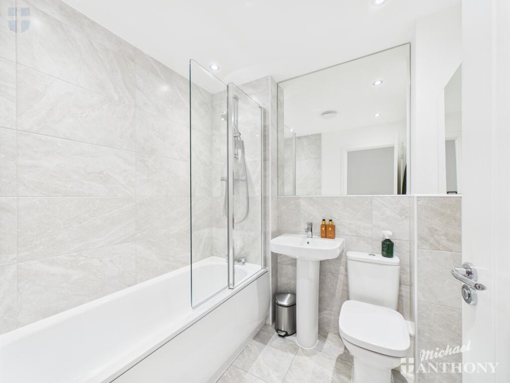 CAM03218G0-PR0722-STILL020