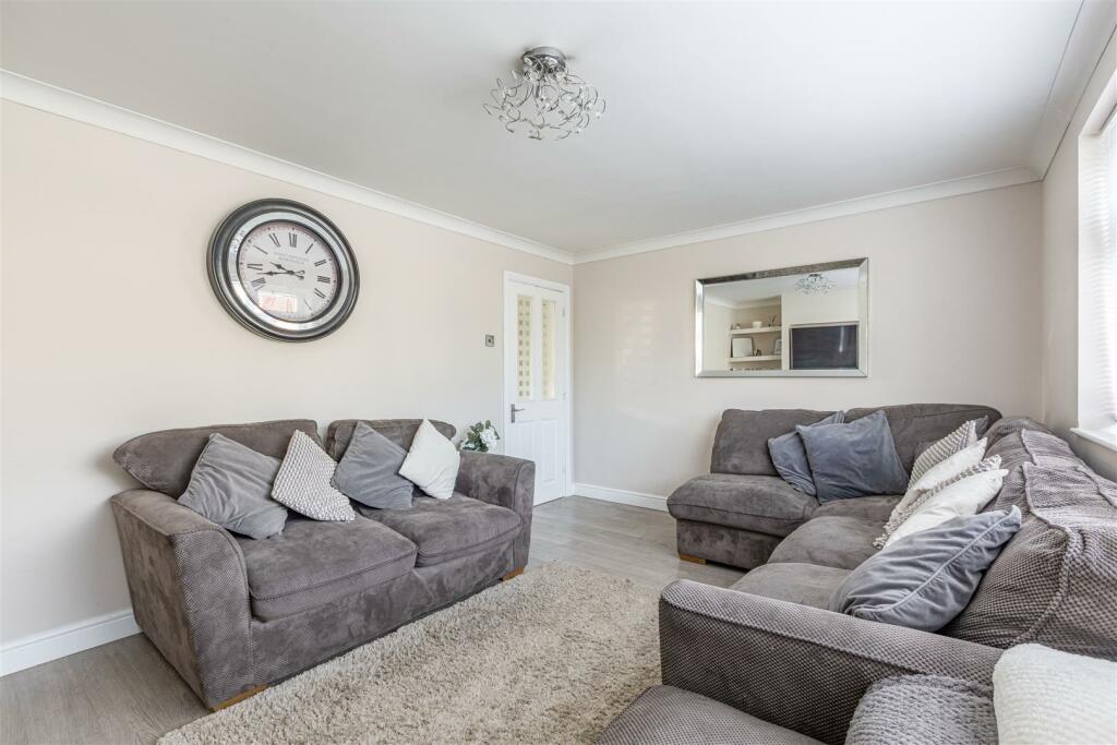 11 Magdalen Crescent, Byfleet, KT14 7SR - 2.jpg