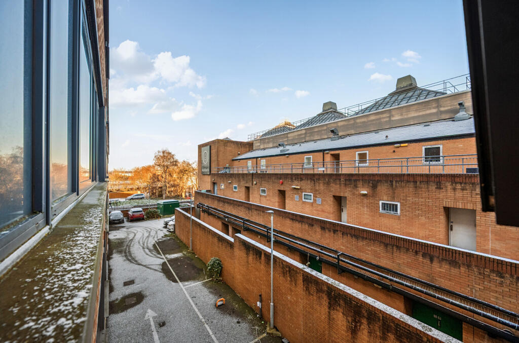 1395357-4-695b925...