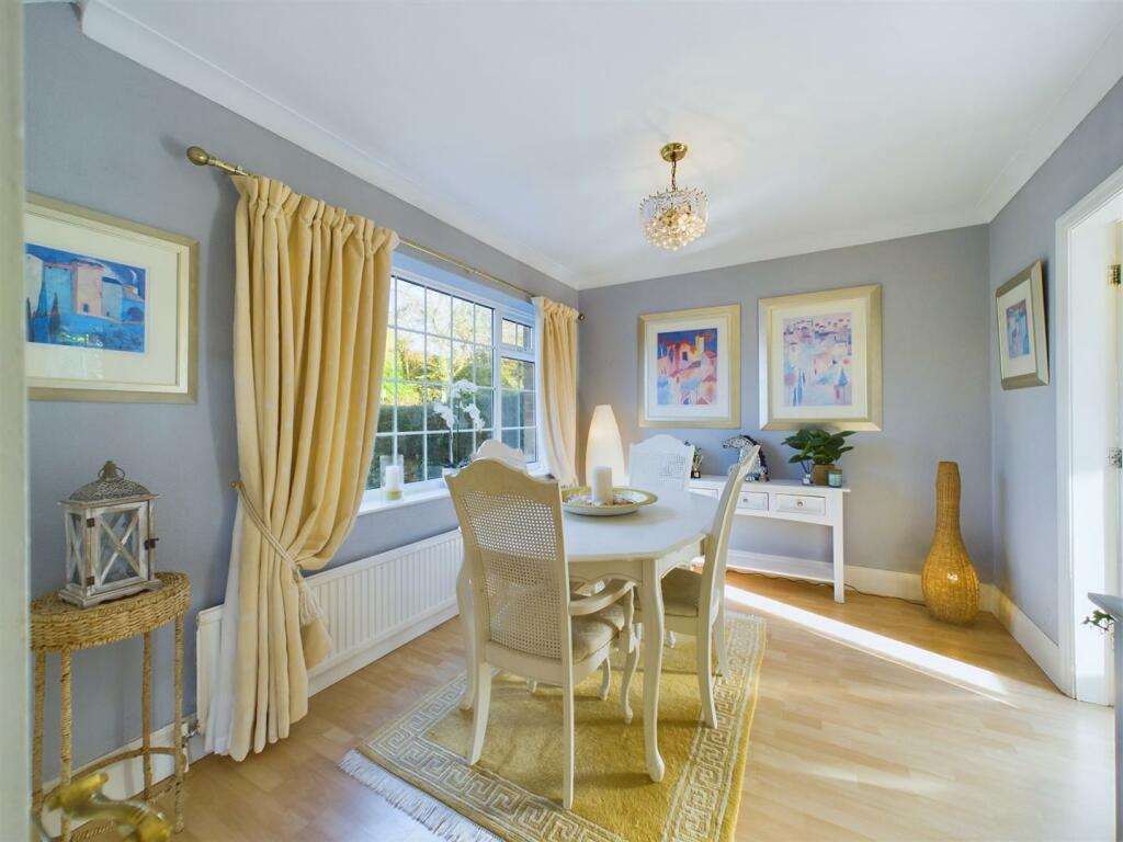 Dining room: