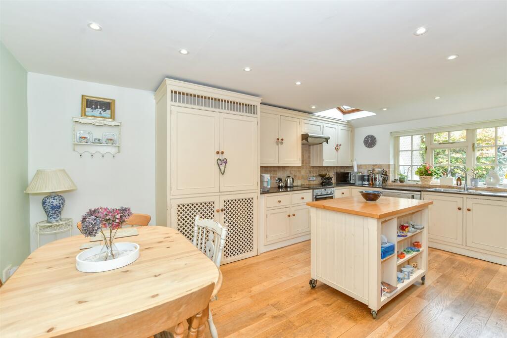Kitchen/ Dining Room