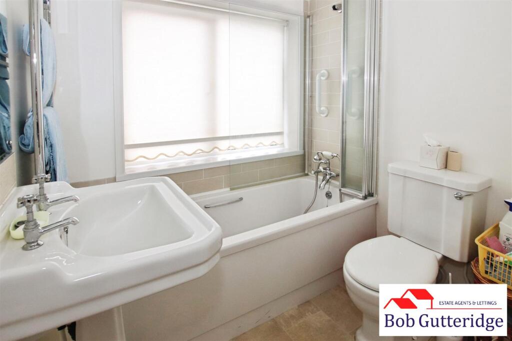 FIRST FLOOR BATHROOM