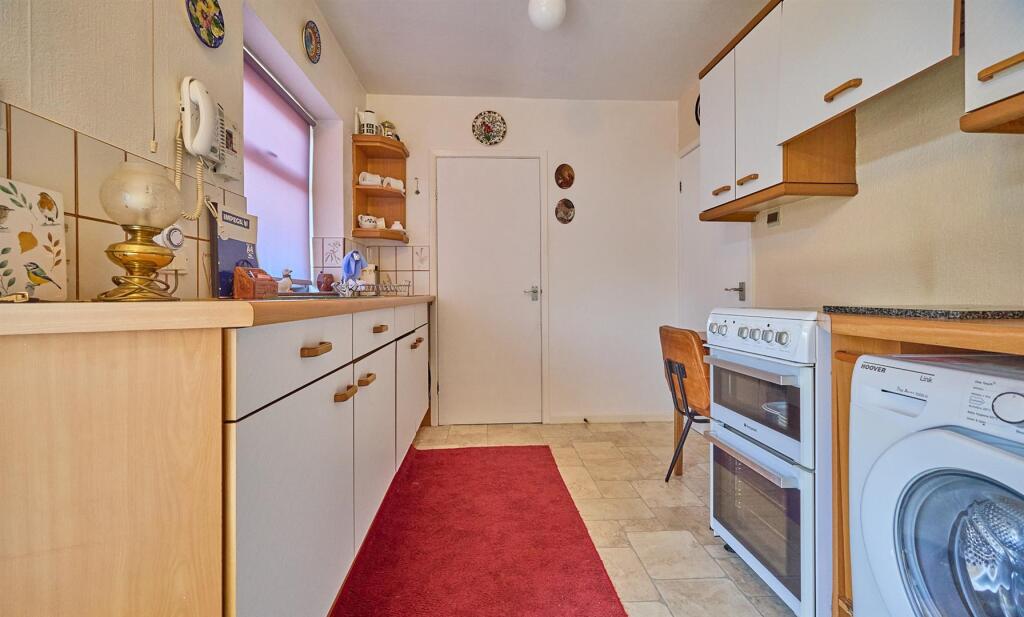 Side Breakfast/Kitchen