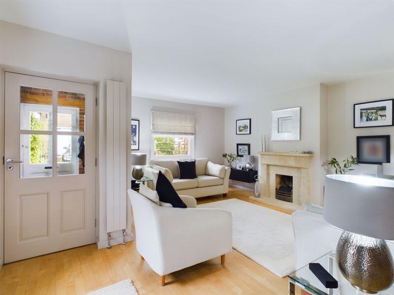 Sitting room other way 