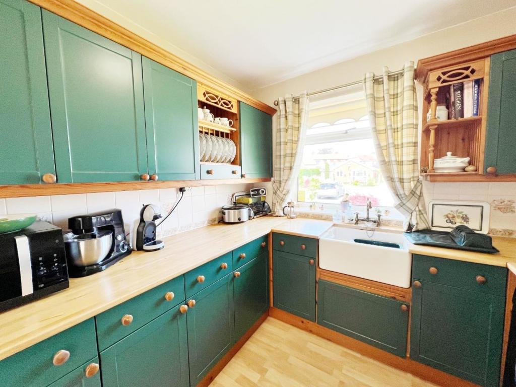Kitchen 2.jpg