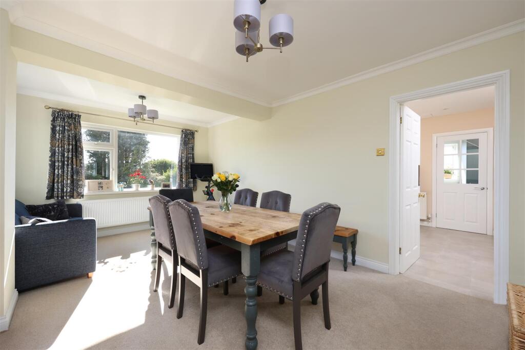 16 Silbury Rise 5.JPG