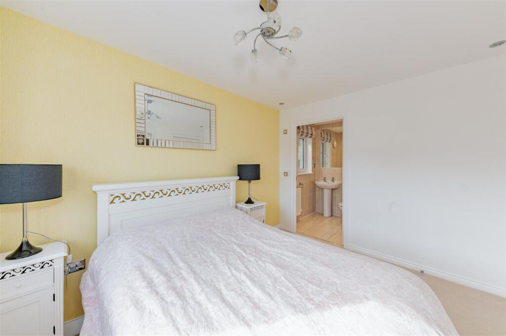 4 McBaith Way Dunfermline-19.JPG