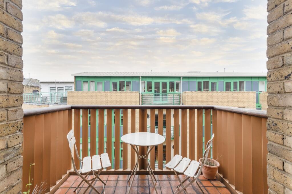 The Circle, Queen...