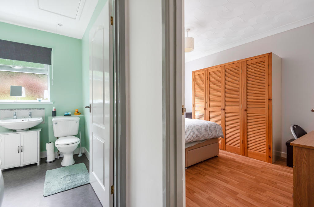 Bedroom/Bathroom