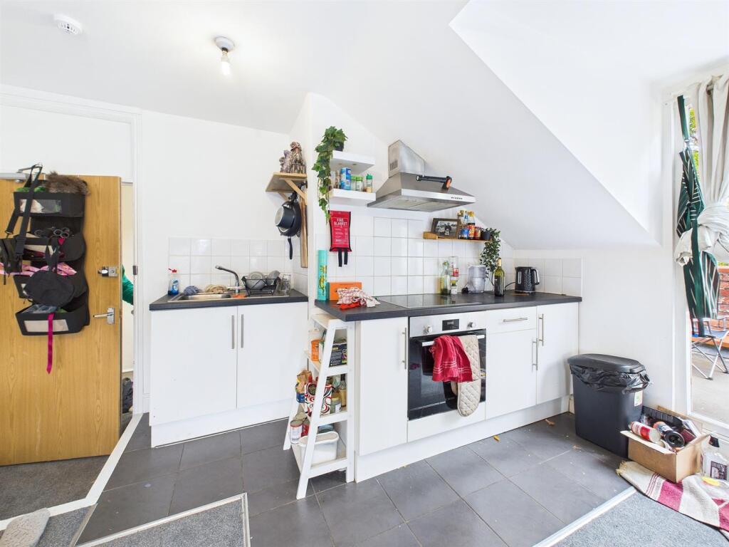 17 - Period 9 Bedroom HMO.jpg