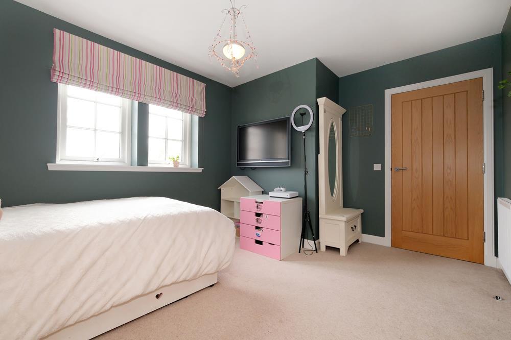 Bedroom 3 photograph 2