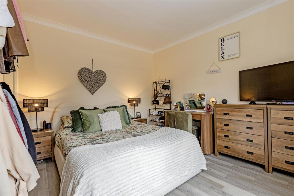 Bedroom 1-2.jpg