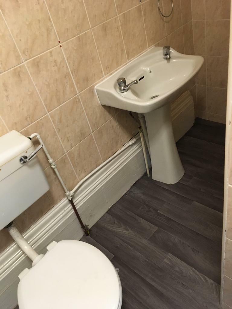 2) 25 Ash Grove Flat A Bathroom 31.07.2020.jpg