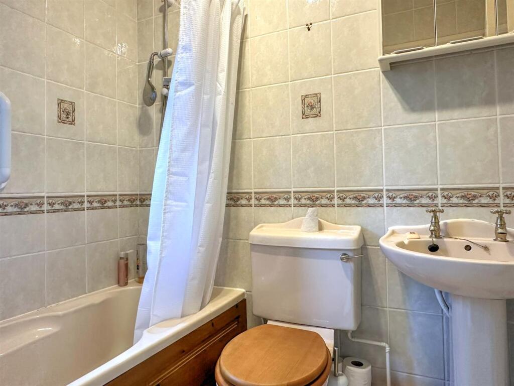 BATHROOM/WC