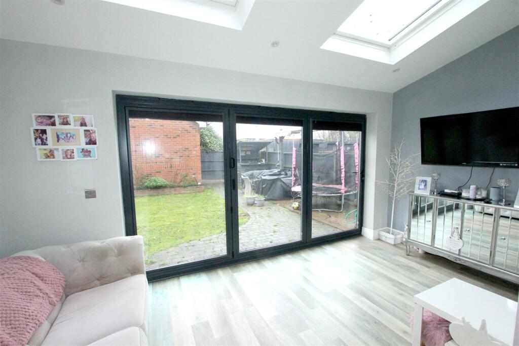 IMG_6886 extn garden.jpg