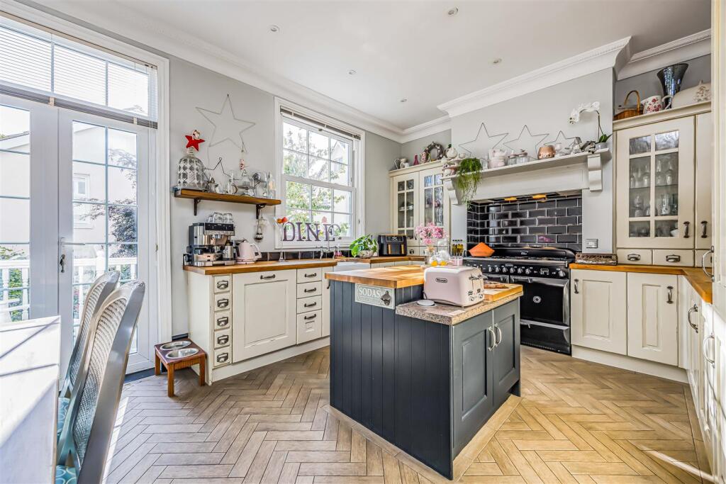 10 Kenilworth Road, Southsea-Smalll-PorticoMarketi