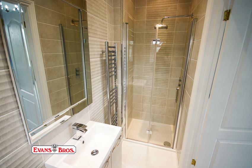 EN-SUITE SHOWER ROOM