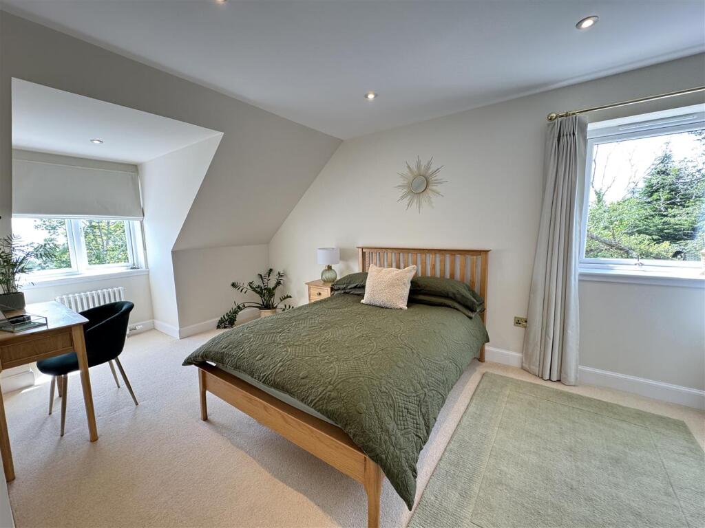 AMY BEDROOM .JPG