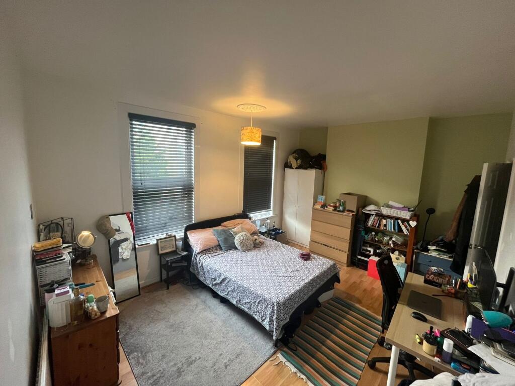 A cozy double bedroom featuring a comfortable b...