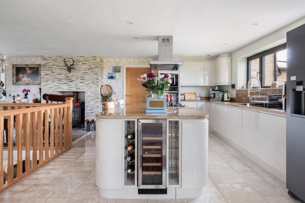 KITCHEN/BREAKFAST ROOM