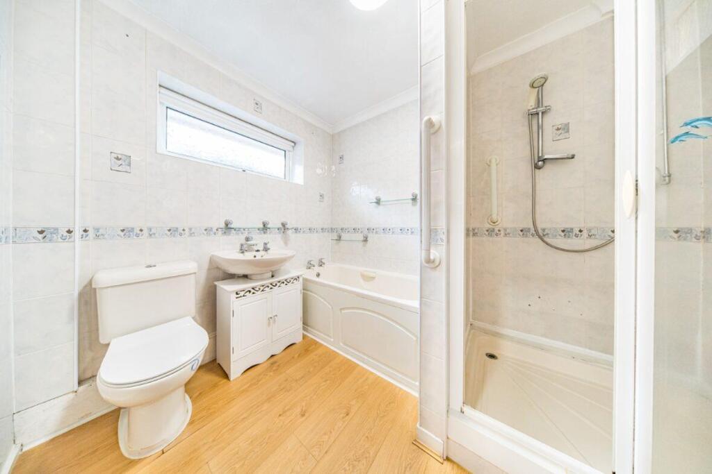 16 Tern Way bathroom.jpg