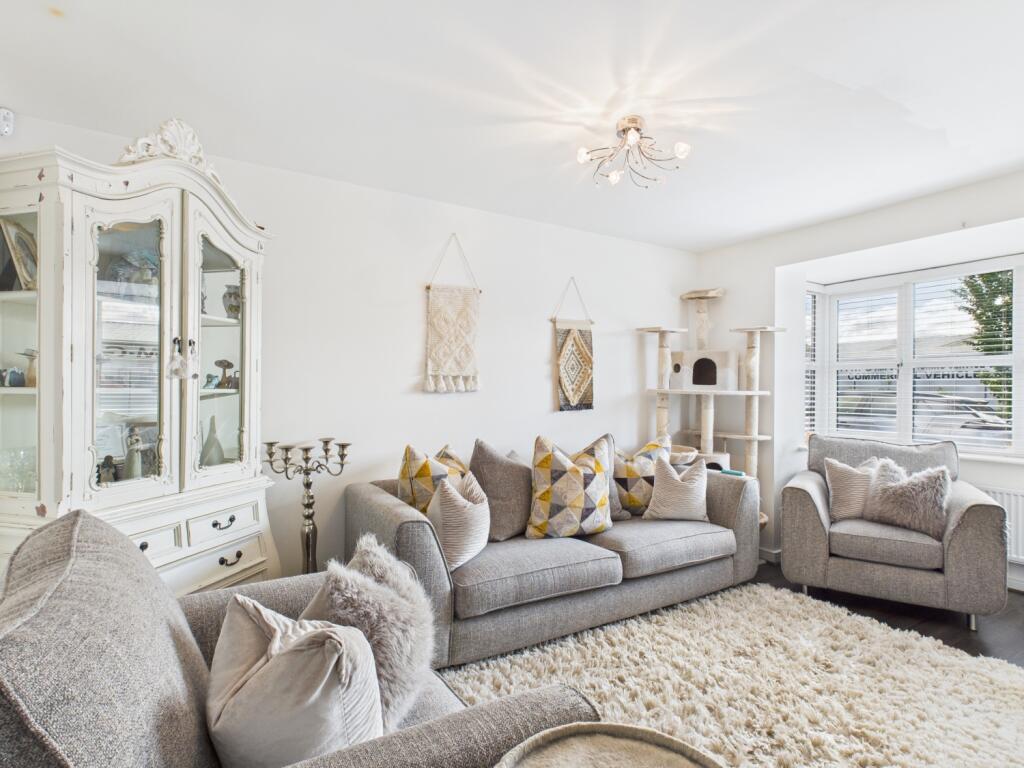 CAM03729G0-PR0143-STILL001