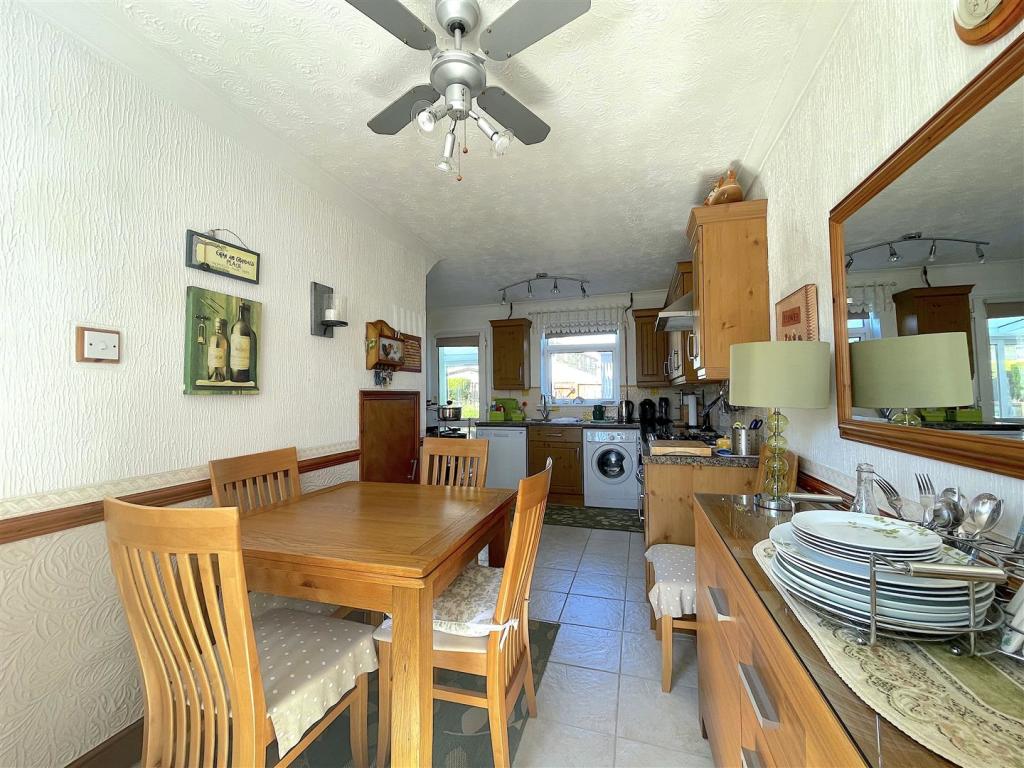 Kitchen:Dining Room (2).jpeg