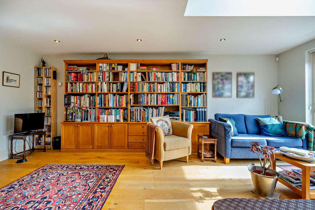 8589583-interior1...