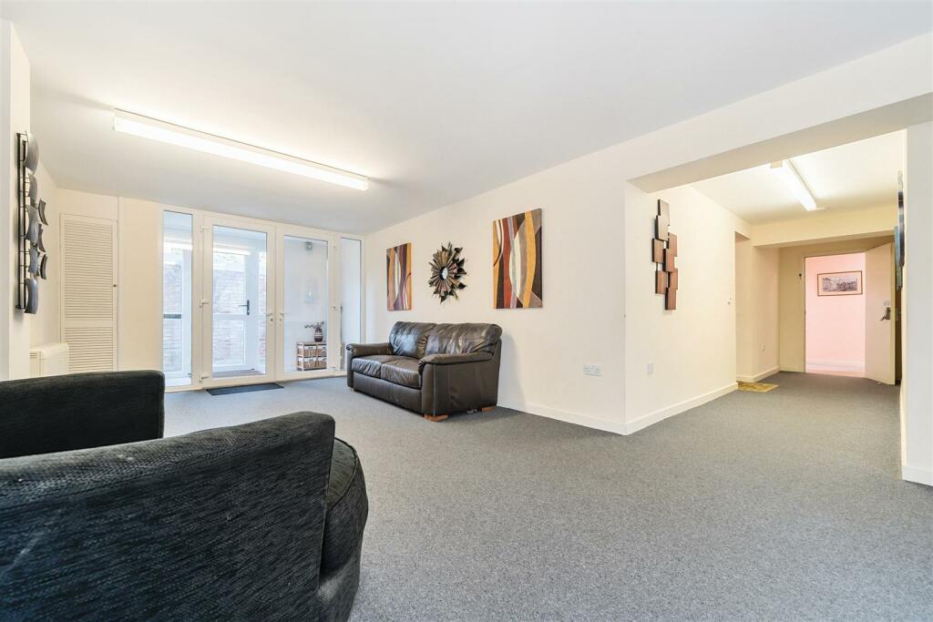 COMMUNAL RECEPTION AREA