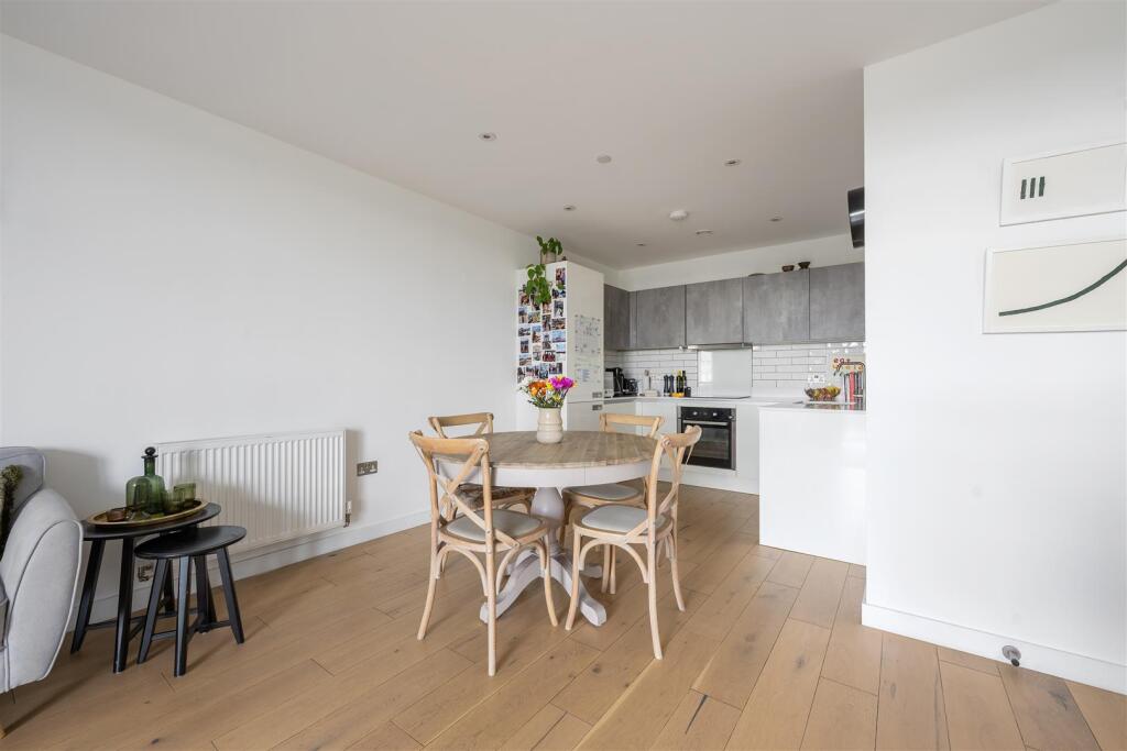 Station Approach, E17