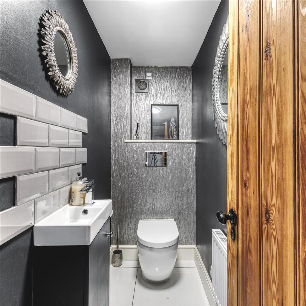 Cloakroom (Second Cloakroom)