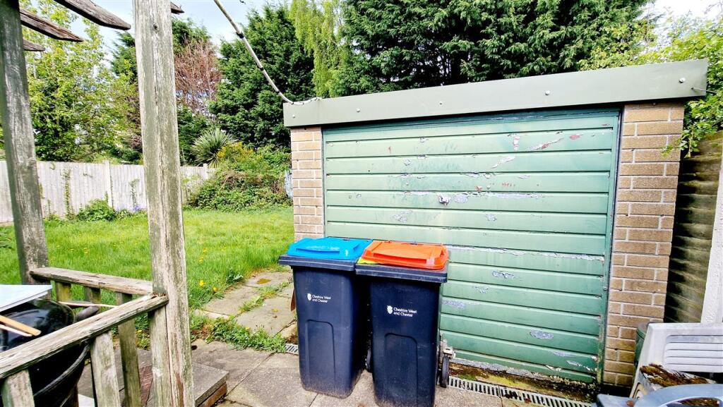 Detached garage