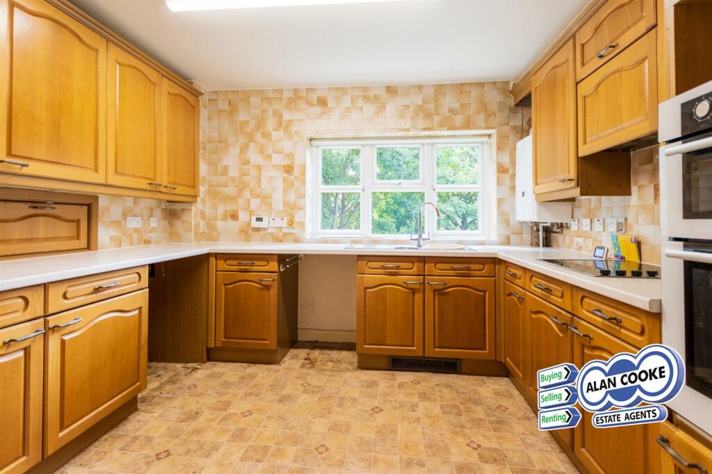 FITTED BREAKFAST KITCHEN