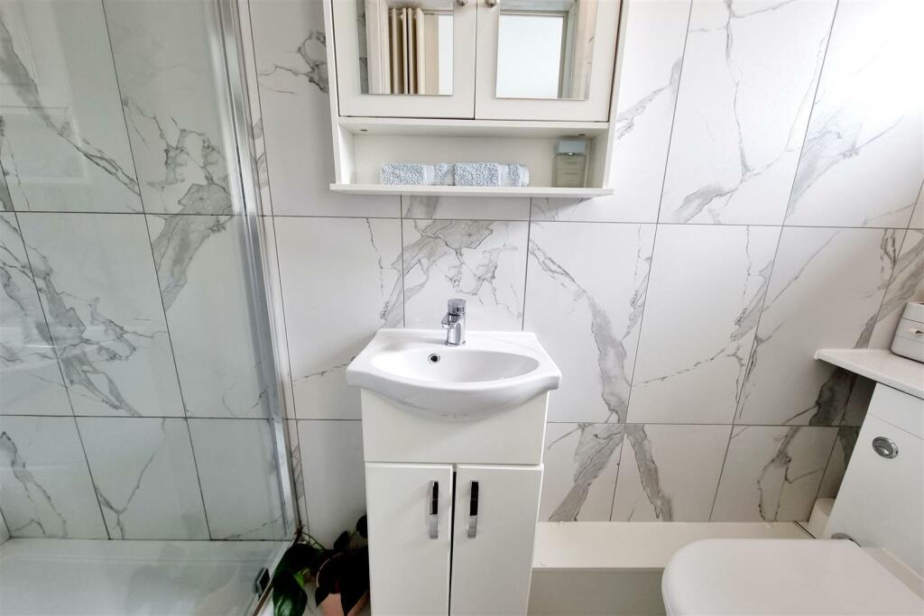 EN SUITE SHOWER ROOM: