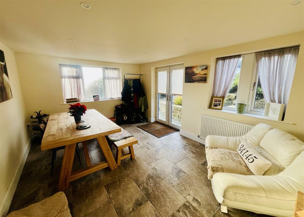 DINING/SITTING ROOM