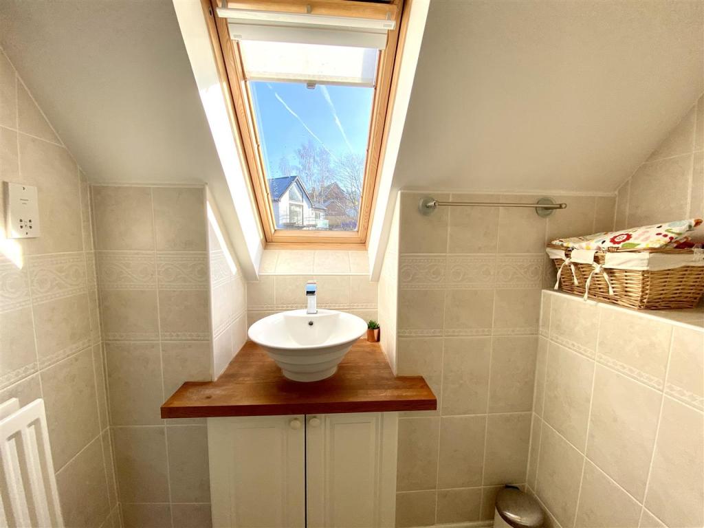 EN-SUITE SHOWER ROOM